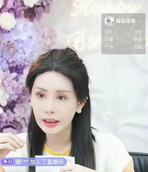 究竟哪一个是真实的她？韦雪在没有使用滤镜时是图1的模样；加上滤镜后则变成了图2的