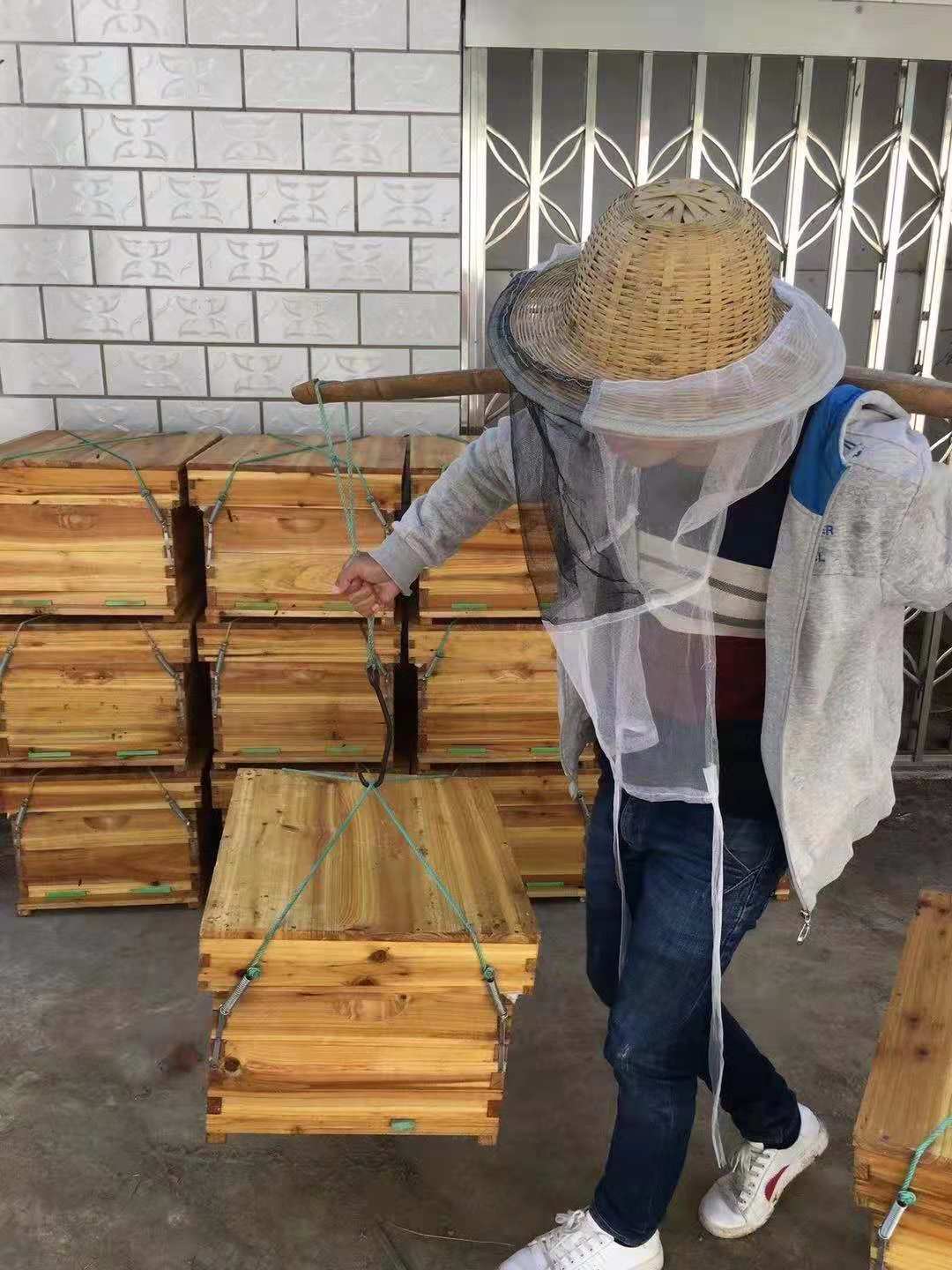 一个蜂群能月入四脾蜂量的养蜂小技巧