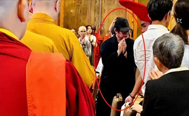 61岁李连杰现身新加坡法会，面相怪异脸色发黑，多年修行未有正果（李连杰什么时候加入的新加坡国籍）-第2张图片-九妖电影