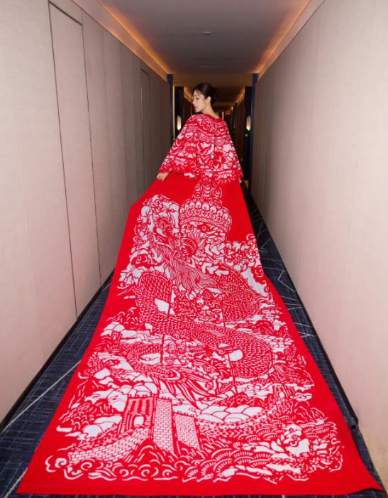 说实话，真的有人觉得曾黎这件衣服很好看么？