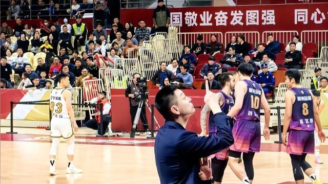 辽篮大败杨鸣手语挑衅浙江球迷，还指挥啥比赛，指点观众成了主业