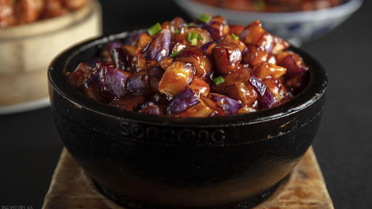 大厨教你做鱼香茄子，味道厚重悠长，回味无穷!