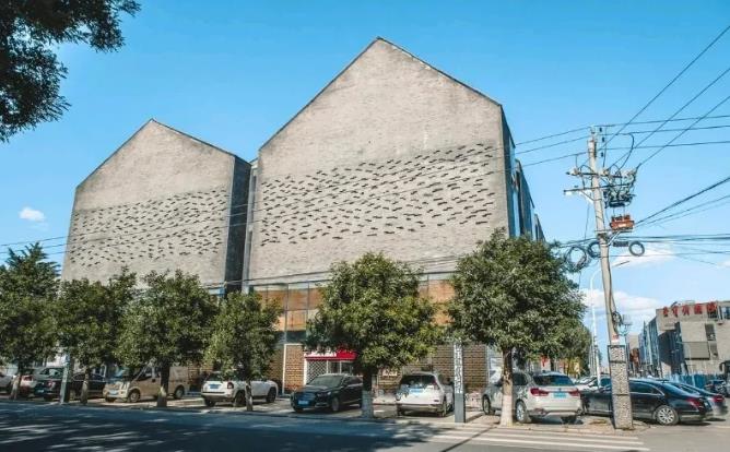 浙江杭州，夫妻离婚时，因怕3岁女儿受伤害。他们依旧住在同一套房子中，也未分割婚内