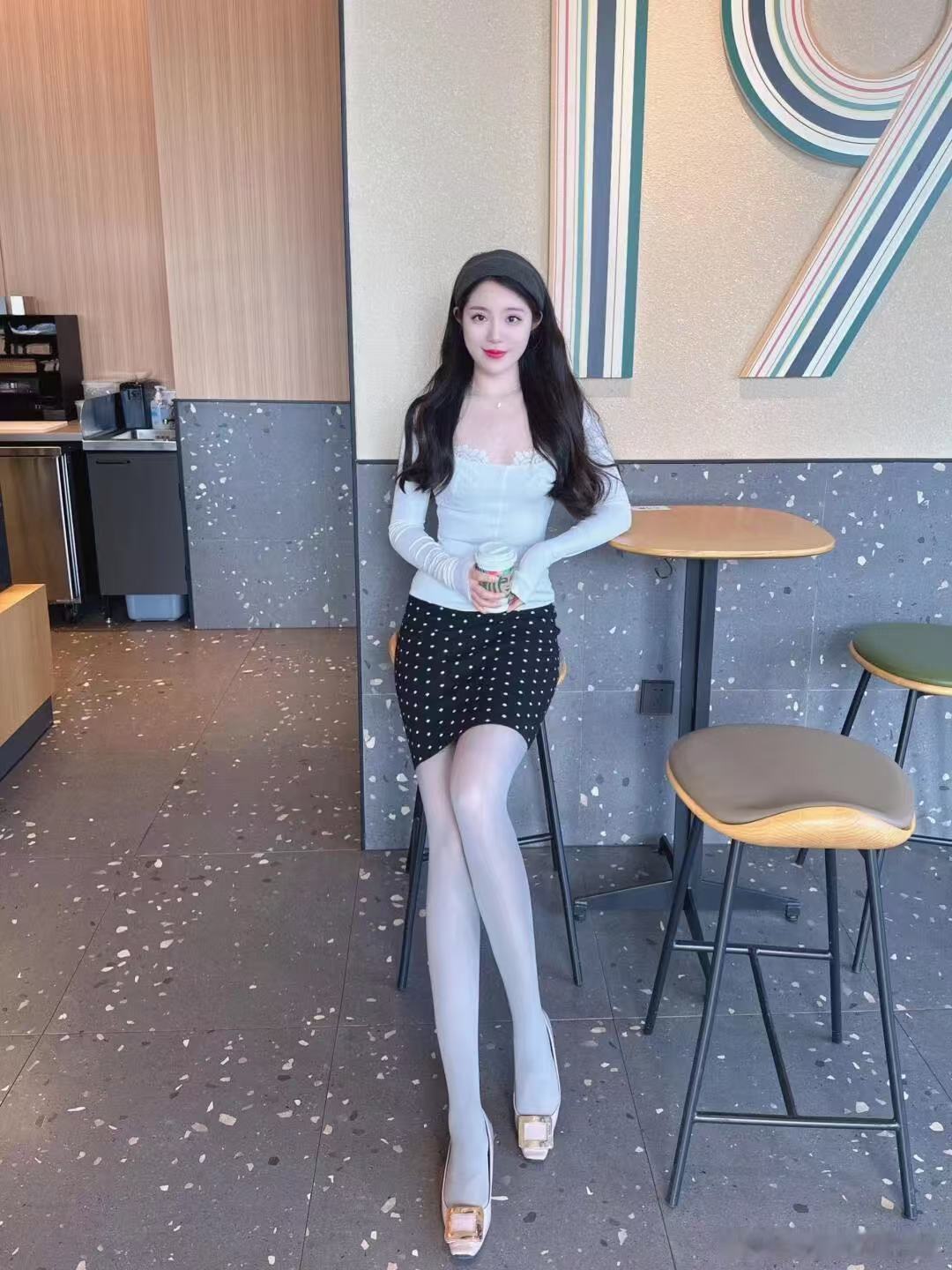 白丝好看还是黑丝好看给个建议哈哈哈