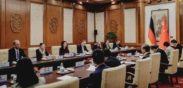 中德外长在北京长谈3个小时，王毅当面送上两句忠告。王毅外长对德国提出了哪些要求？