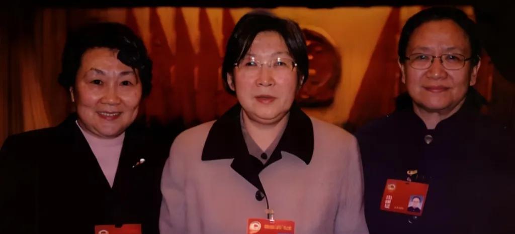毛主席和周总理是好搭档，他们的后人也是好朋友，李敏年龄最大！
说起李敏李讷姐妹俩
