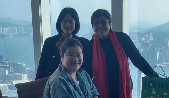 翁帆曾专注学术，后与杨振宁携手步入婚姻，一直备受外界瞩目。此次现身香港，她选择紧