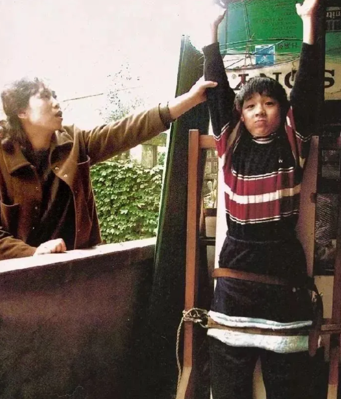 重庆男孩用菜刀割手腕，边割边嘟囔：这刀一点都不快！不料，母亲冲过来，一把夺过菜刀