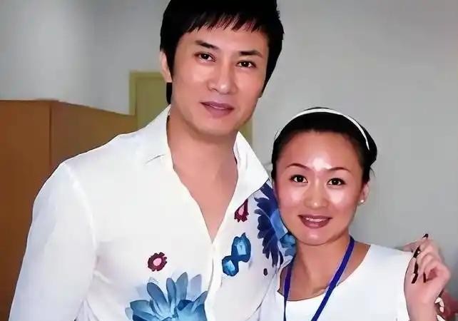 当一位媒体记者质疑歌手江涛为何不考虑换掉“又丑又老”的妻子时，江涛坚定地回应：“
