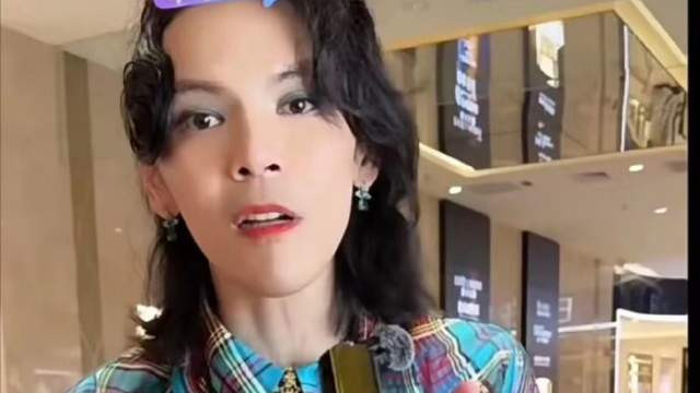 看向佐穿女装带货卖出5000万，我就知道这个世界病了