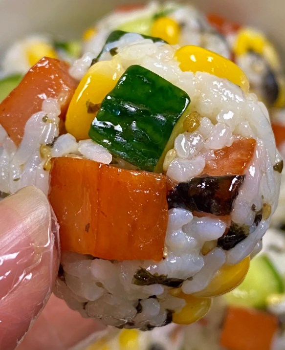 清爽的午餐肉黄瓜饭团真的是香迷糊了！口感丰富，清爽不腻。午餐肉焦香，黄瓜清爽，海