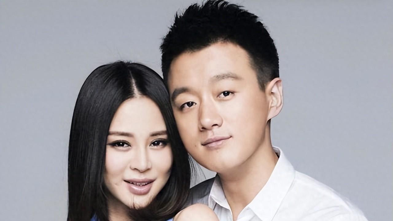 他是娱乐圈“凤凰男”，娶老师为妻，住2亿四合院8年生3胎