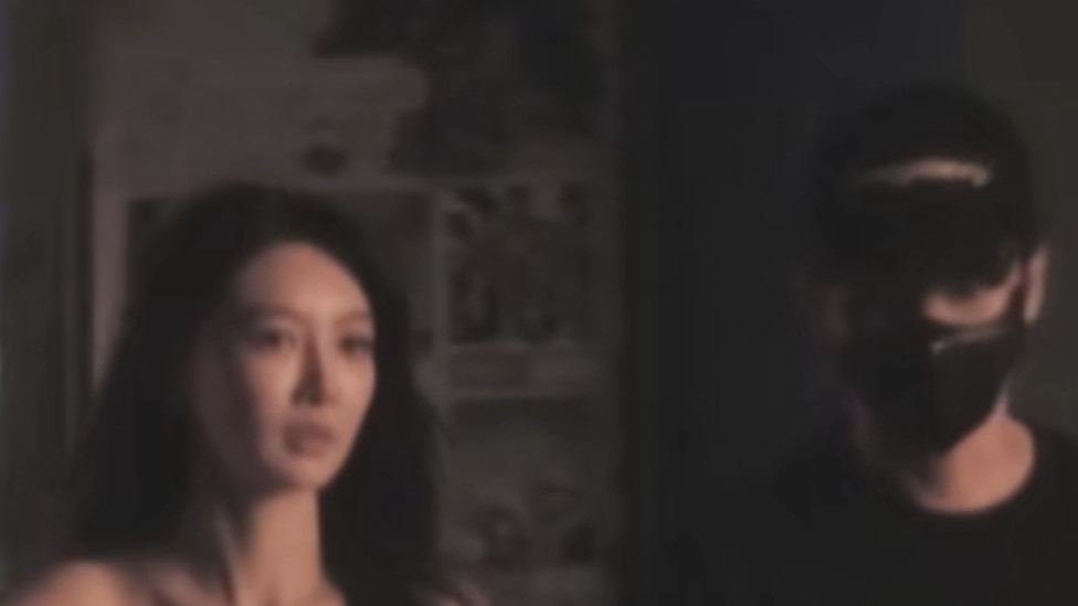 黄晓明七夕带叶珂看电影约会，帮女友提包包，两人十指紧扣好甜蜜