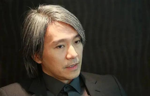 刘镇伟问周星驰：“为什么我那么容易爱上一个女孩？”
周星驰嫌弃地回他：“你那不是