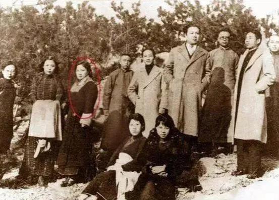1931年在青岛大学做图书管理员的李云鹤（红圈者），右三戴眼镜者为梁实秋。193