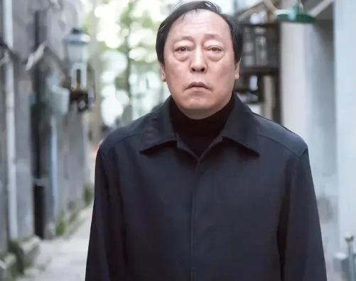 有的老年人就是喜欢倚老卖老！
五六十岁明明身体还很好，就什么也不干，白天到处闲逛