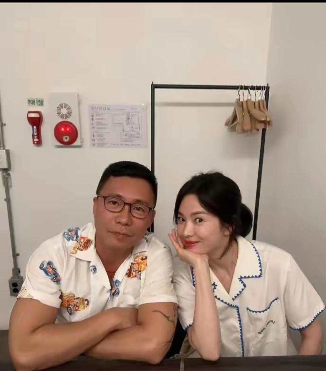 离婚后宋慧乔穿睡衣和男闺蜜亲密互动引争议