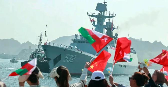 在德崇扶南运河开掘的壮阔图景下，中国五艘军舰悠然巡航于柬埔寨与越南海域边缘，这一