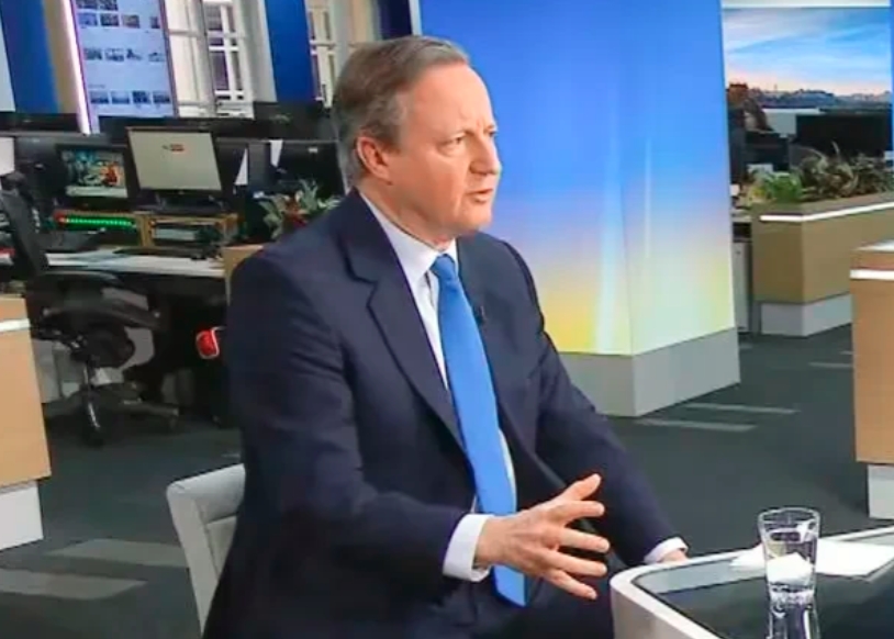 卡梅伦这回答，讽刺了西方有双多标！

英国前首相卡梅伦，接受天空新闻访问时，被问