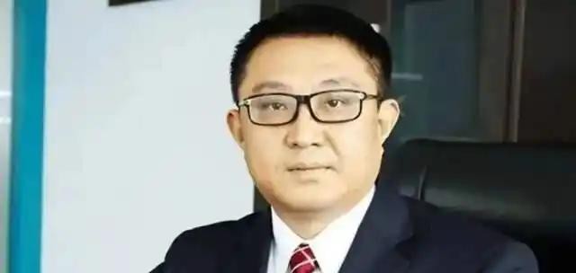 张核子曾是疫情期间的风云人物，以“核酸大王”的称号而闻名。然而，曾经的他通过核酸