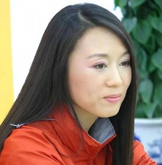 黄梅戏名家吴琼，艺术生涯璀璨。当年她不顾父母反对，毅然嫁给小15岁丈夫。如今62