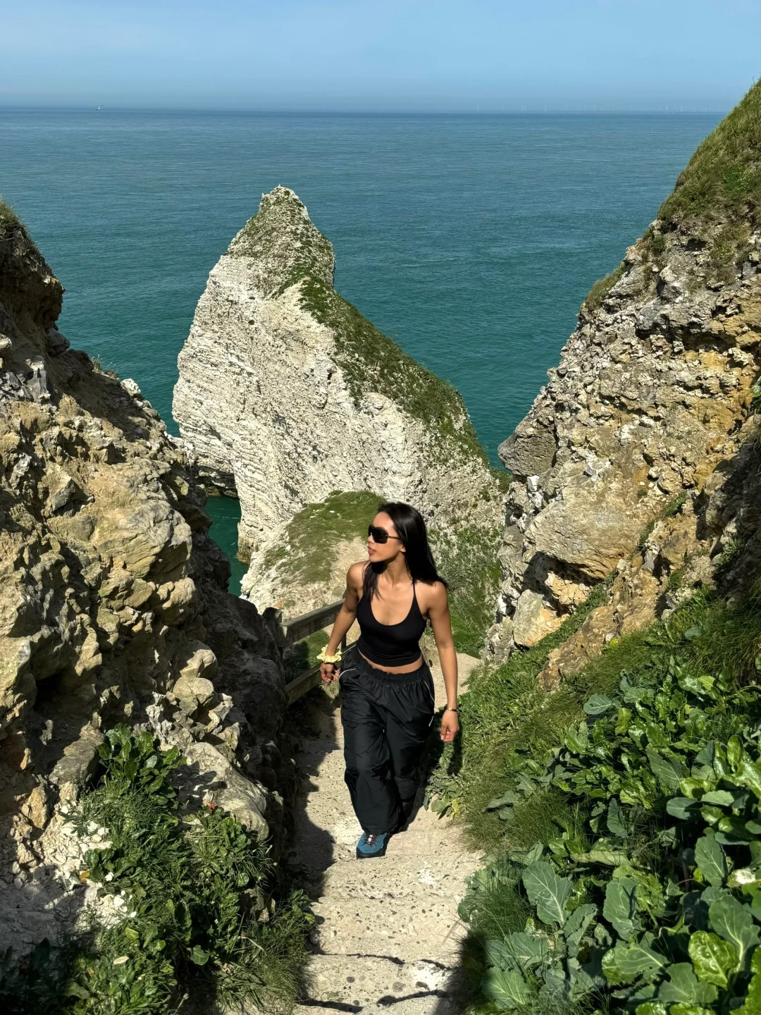 Étretat 🌬️
开车2小时来到巴黎周边的海，在悬崖草地上躺着吹海风🌊 