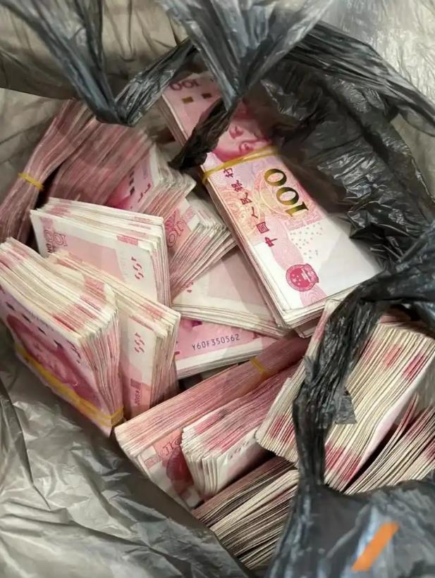 “太过分了！”浙江男子街边捡到22万，立马选择报警，很快找到失主，失主到后对男子