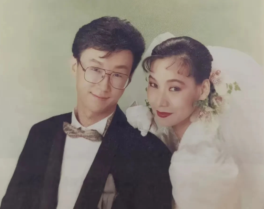 网友真厉害，还是找到一张庆筠的照片。
高大又英俊。
琼瑶在他面前小鸟依人。
而陈