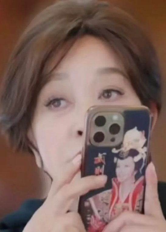 细心网友发现刘晓庆的手机壳是她自己饰演武则天时的剧照。从手机壳泛黄的痕迹来看，这