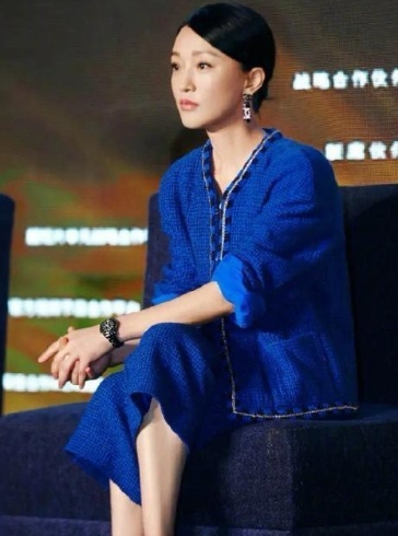 周迅真有“大牌气质”！ 
穿蓝色小香风外套配七分裤，高级又贵气！ ​​​