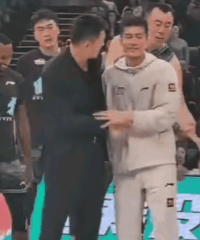 郭艾伦在辽主场展现出了非凡的风度！

艾伦他领完戒指后，转身跟球迷互动，只抱抱铁