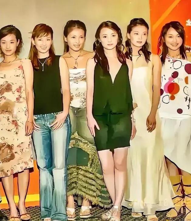 一众青春派的小美女，她们的气质与众不同，一看就是演艺圈的，这些女生穿天下比较廉价
