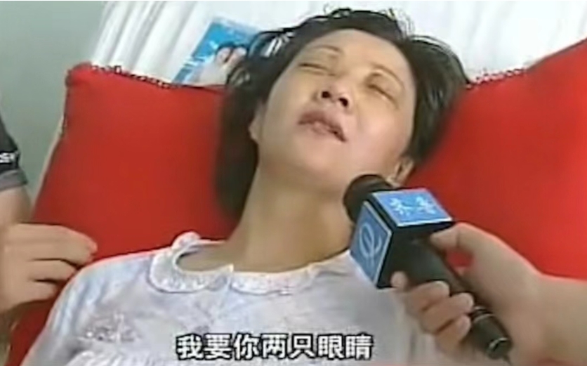 山东滨州，一男子怀疑妻子与他人有染，便骑着摩托车把妻子带到偏僻处，说要跟她借一样