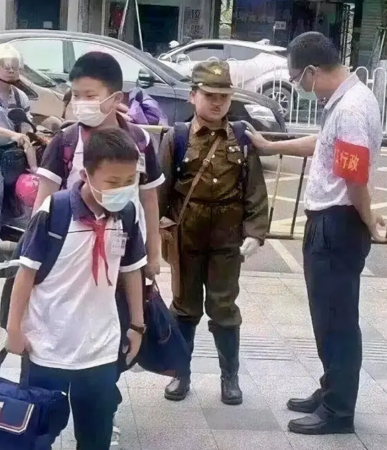 惊爆！江苏一学校门口竟现如此荒诞一幕！一位女子在送孩子上学的途中，亲眼目睹了令人