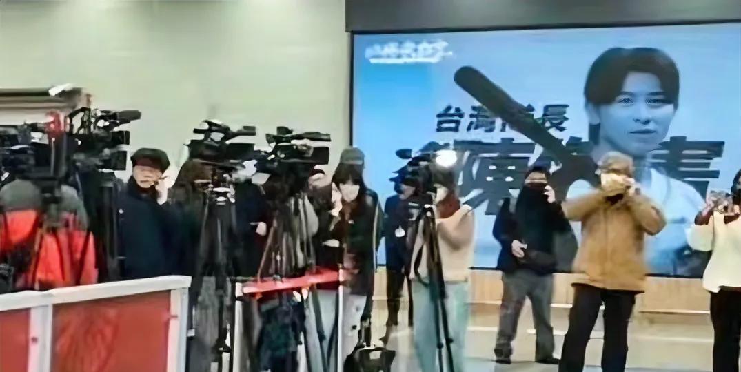 台湾机场被记者们围堵的水泄不通，几十台高清摄像头24小时对着下飞机的出口，看来是