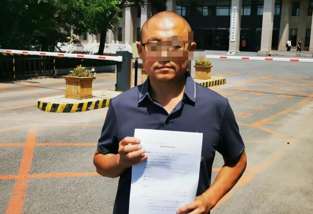 吉林四平，数十名不明身份的陌生男子拿着棍棒，开着2辆推土机，于凌晨来到男子家强拆