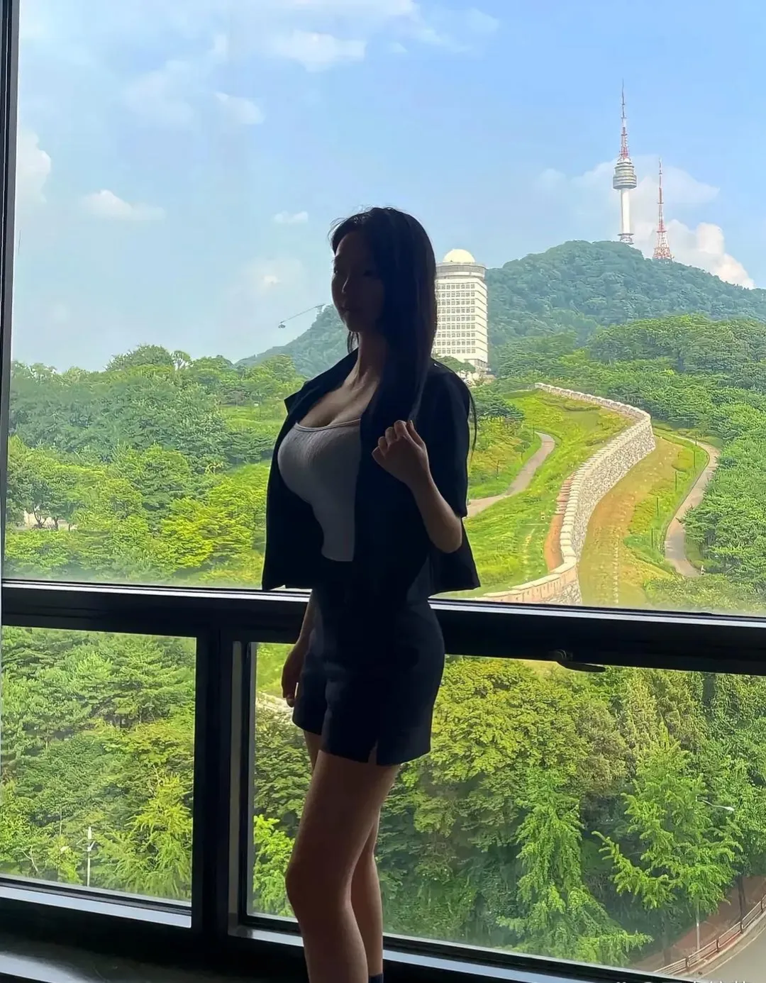 这个拍照技术我服了，拍人还是后面的塔？
