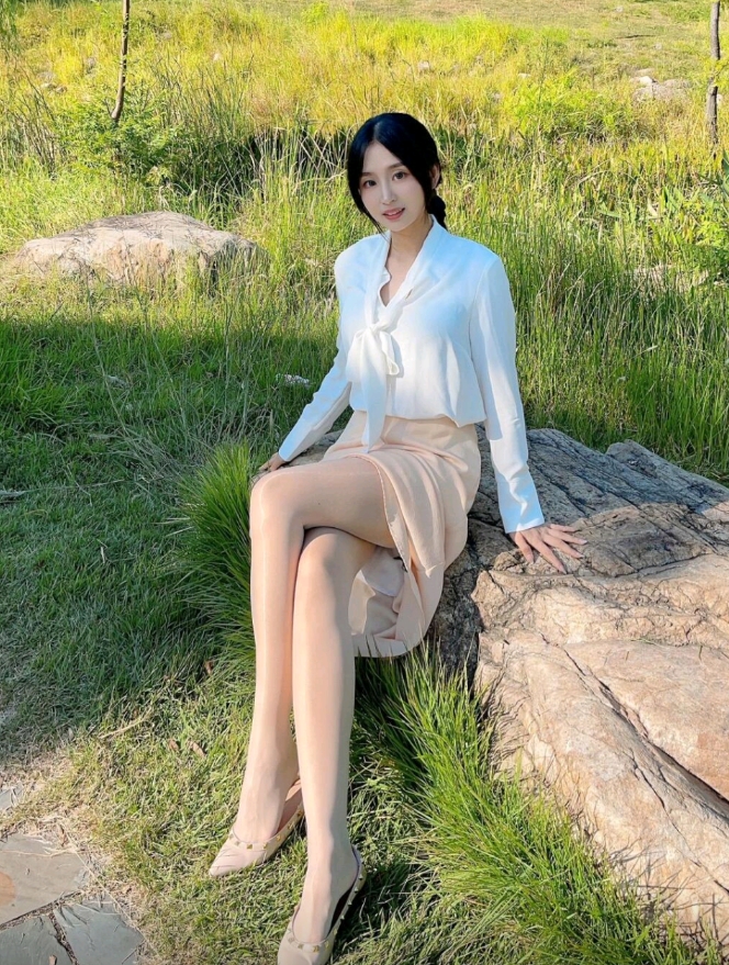 嘿，我找了个地儿一坐，草地软乎乎的。阳光洒在身上暖洋洋，微风轻轻拂过，一点都不燥