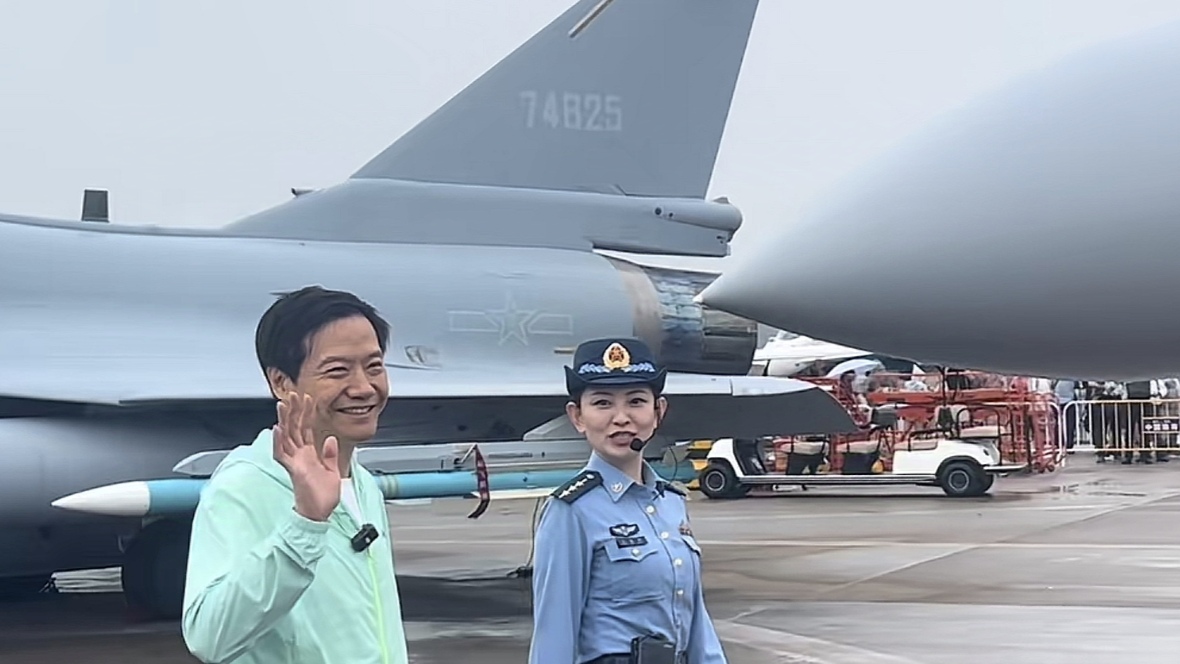 雷军来到珠海航展，在现场与观众打招呼，进行合影互动，还参观了C919客机，并且登