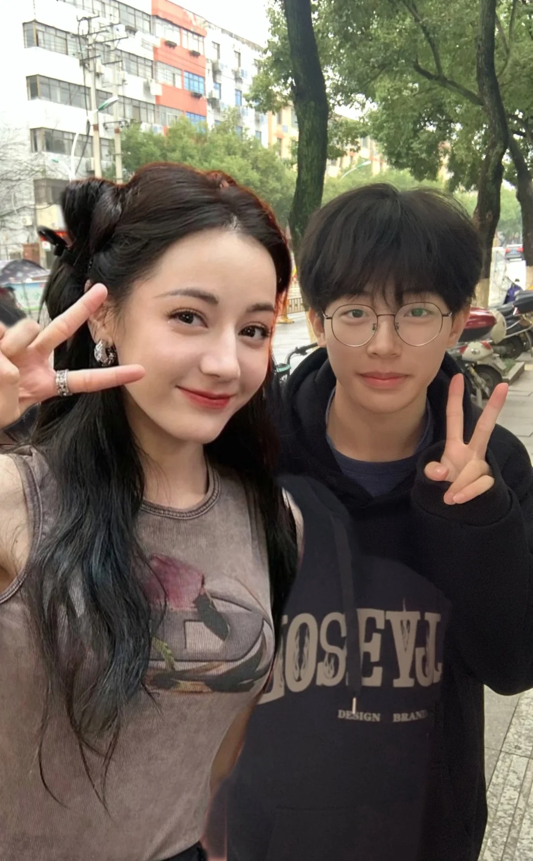 迪丽热巴
#08
#迪丽热巴 #向全世界安利迪丽热巴
和热巴姐姐的合照希望不要被
