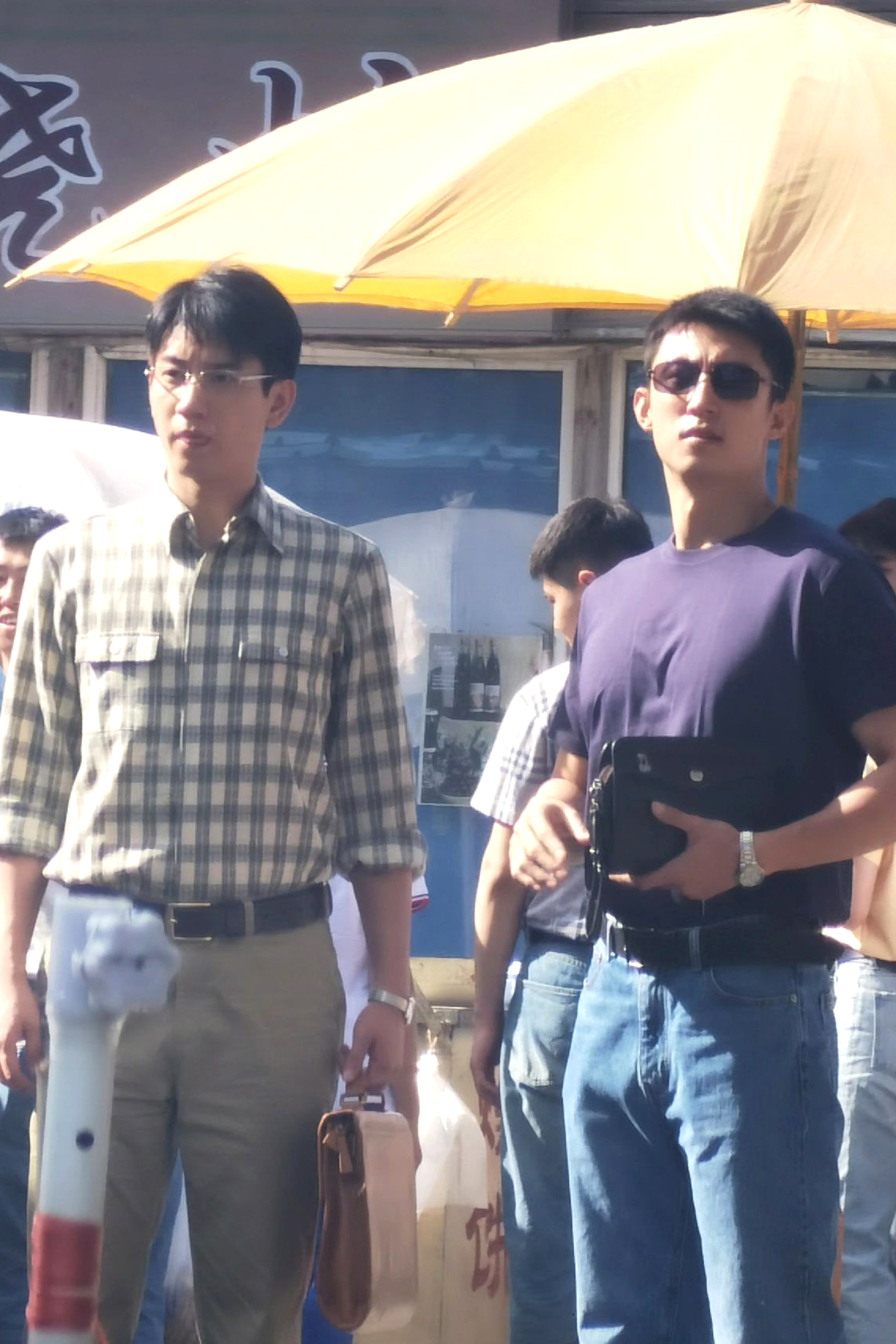 刑侦剧《雪迷宫》将于9月3号首播，线上酷独播。
黄景瑜搭档王子奇，一看路透照，你