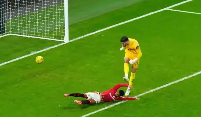 对于联赛杯这样的鸡肋赛事，也就是滕哈赫当成宝，甚至还把它当成炫耀的资本。
反看阿