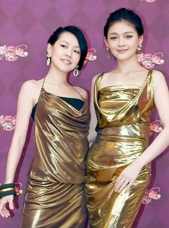 大小S刚出道那几年，姐妹关系非常好。一起做主持、一起唱歌、演戏。
       