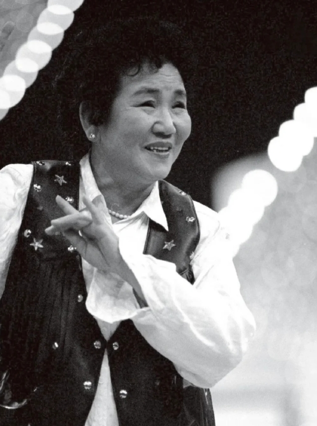 32岁丧父改嫁小叔子再守寡，晚年求安乐死