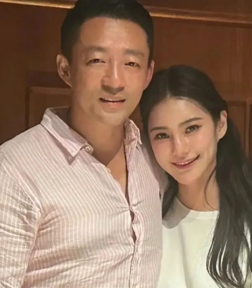 汪小菲自己回大陆，居然没有带孩子？

不至于抛下孩子吧？

不管他的婚姻生活怎样