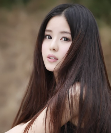 同事的女儿23岁，身高1.65，爱打扮，长得也比较漂亮。专科毕业两年，一直在家待