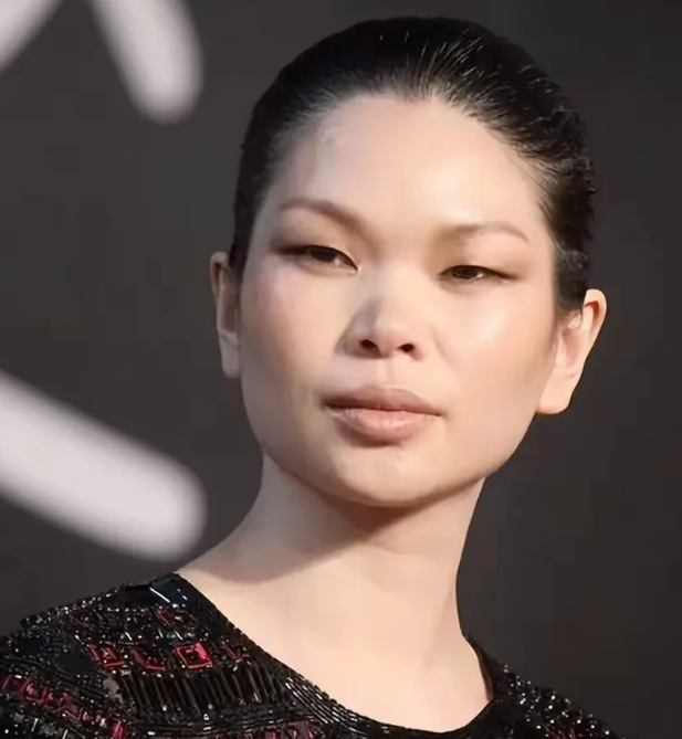 吕燕被称为“中国第一丑模”，大家也都讥笑她:“你的基因会影响你的后代！”然而吕燕