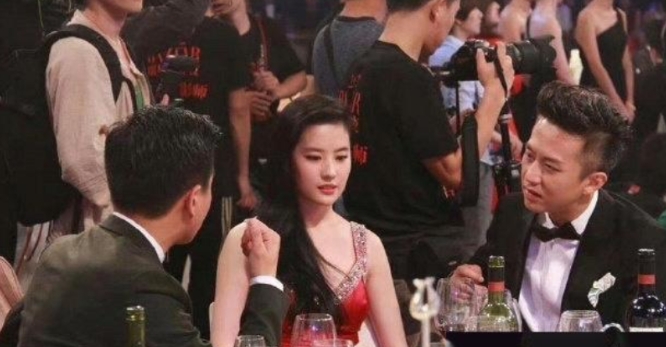 刘亦菲：要不我起身，你俩慢慢聊！