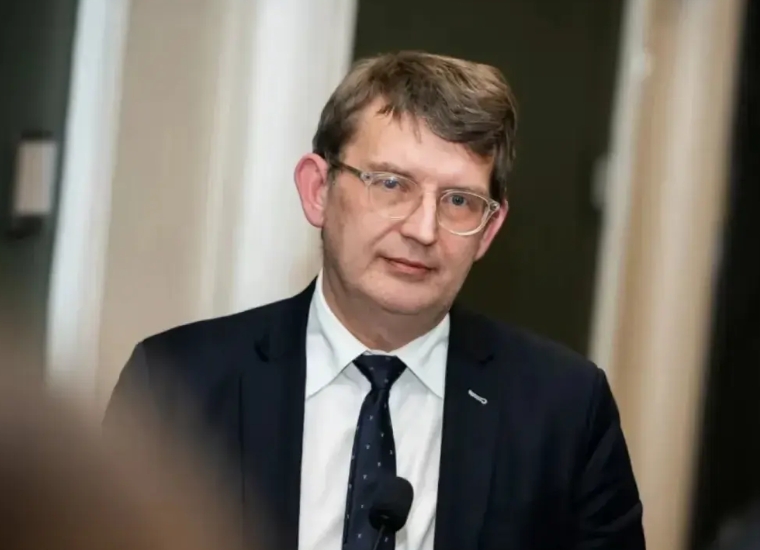 丹麦政府真是软弱无能，敌人还没有来，都已经认怂了！这样的政府，真不知道哪来的勇气