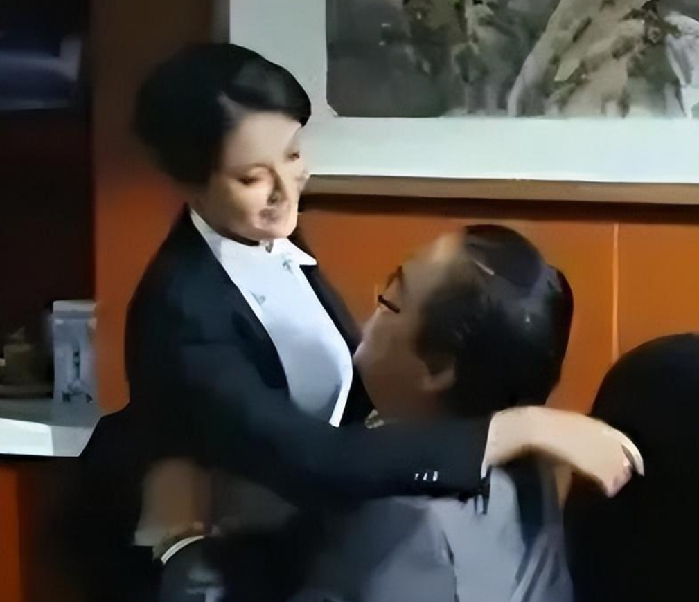 “上档次的男人才值得我玩！”1999年，湖南女贪官巨贪上千万后落网，自曝睡过不下